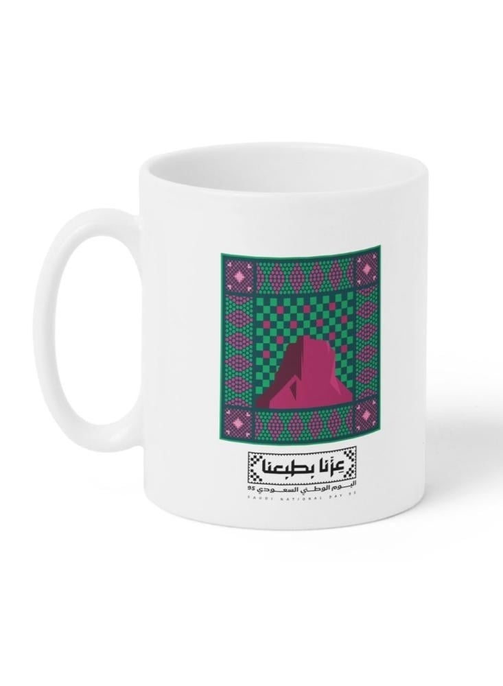 حكاية شمعة اليوم الوطني ، مج من السيراميك بطبعة تصميم "عزنا بطبعنا" بلون أبيض - Image 3
