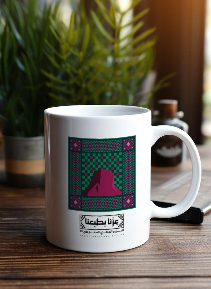 حكاية شمعة اليوم الوطني ، مج من السيراميك بطبعة تصميم "عزنا بطبعنا" بلون أبيض - Image 4