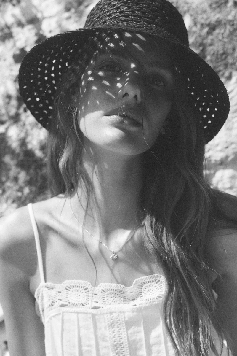 اتش اند ام أفرول بتصميم مطرز