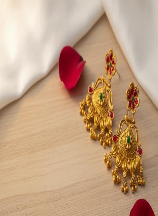 أقراط طويلة مطلية بالذهب بتصميم معبد تقليدي عتيق من AAIKU للنساء والفتيات | تصميم راجوادي على شكل كمثرى من النحاس مع تفاصيل من حجر الياقوت واللؤلؤ | مجوهرات زفاف خفيفة الوزن - Image 3