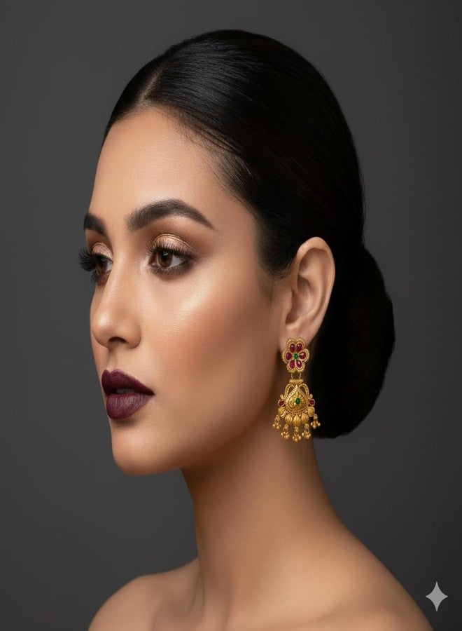 أقراط طويلة مطلية بالذهب بتصميم معبد تقليدي عتيق من AAIKU للنساء والفتيات | تصميم راجوادي على شكل كمثرى من النحاس مع تفاصيل من حجر الياقوت واللؤلؤ | مجوهرات زفاف خفيفة الوزن - Image 2