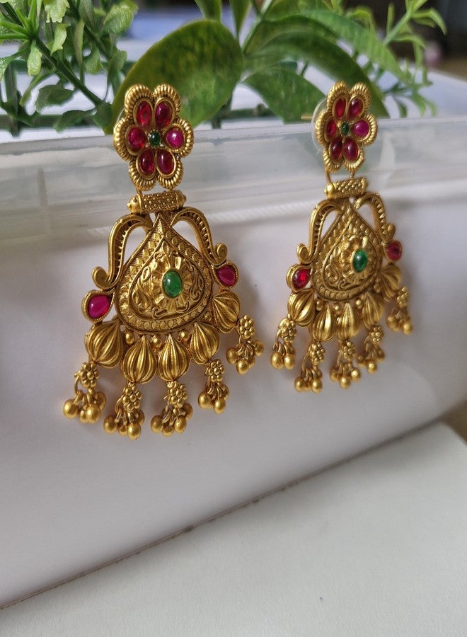 أقراط طويلة مطلية بالذهب بتصميم معبد تقليدي عتيق من AAIKU للنساء والفتيات | تصميم راجوادي على شكل كمثرى من النحاس مع تفاصيل من حجر الياقوت واللؤلؤ | مجوهرات زفاف خفيفة الوزن - Image 4