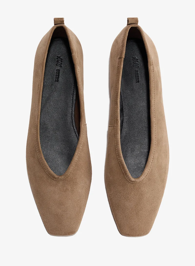 اتش اند ام حذاء باليه بكعب مسطح من الجلد