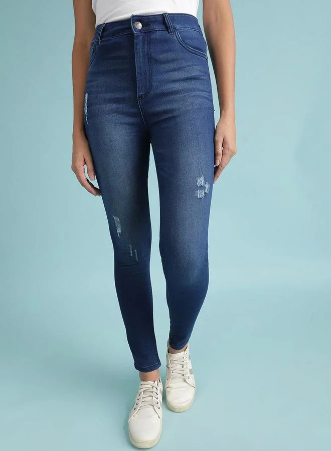 مرفوعة جينز ضيق بتفاصيل مُمزقة