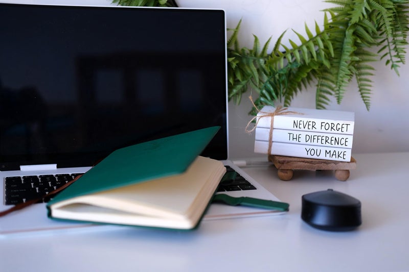 RUKEJUNE Rukejune Farmhouse Wooden Office Decord - كتب زخرفية لطيفة لزينة الرف - هدايا ملهمة للنساء - لا تنسى أبدًا الفرق الذي تصنعه علامة  - Image 2