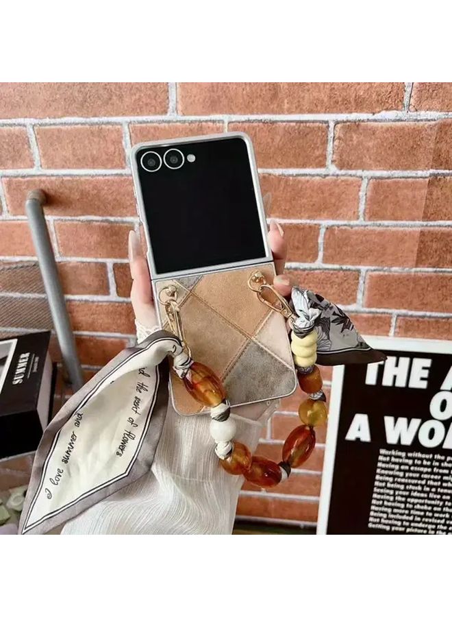 غطاء هاتف Galaxy Z Flip 6 باللون البني الفاتح مع تصميم رقعة بلاتي رجعي وشاشة مع مجموعة سوار من الحرير - Image 5