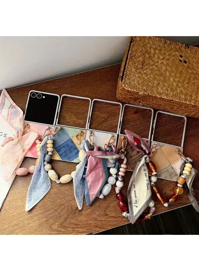 غطاء هاتف Galaxy Z Flip 6 باللون البني الفاتح مع تصميم رقعة بلاتي رجعي وشاشة مع مجموعة سوار من الحرير - Image 1