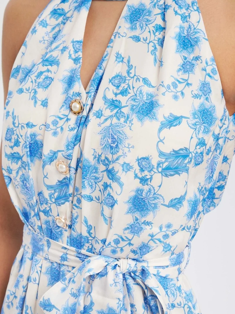 هيكاب فستان قصير بحمالات عنق مزين بالزهور وفتحات وأزرار وحزام