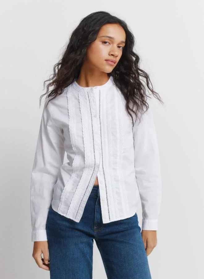 Long sleeve shirt with volume, with mandarin collar, with button fastening, with lace detail on the front and cuffs.