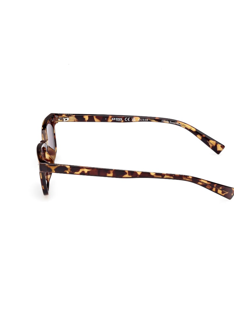 GUESS Unisex UV Protection Rectangular Shape Sunglasses - GU828452A50 - Lens Size: 50 Mm - Dark Havana - Image 2