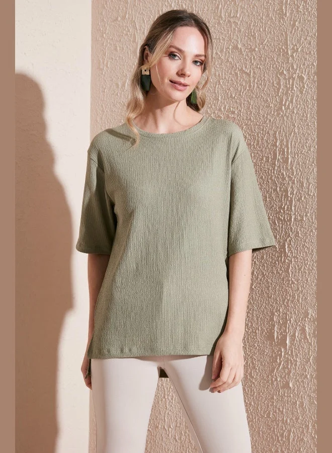 ليلا بلوزة نسائية من قماش الكريب بتفاصيل فتحة وياقة دائرية من ليلا