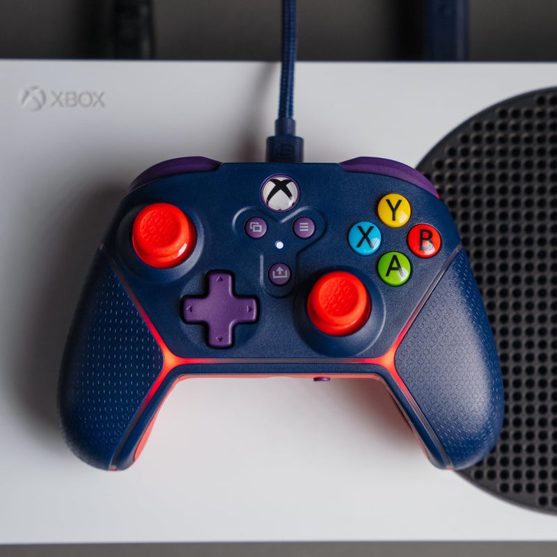 Surge وحدة تحكم سلكية Surge لجهاز Xbox Series X|S و Xbox One و Windows 10/11 PC - وحدة تحكم صغيرة مع إضاءة LED، قبضة غير قابلة للانزلاق، ردود فعل اهتزازية Livewire Microwatt (أزرق) - Image 3