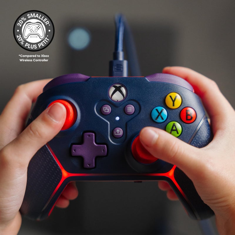 Surge وحدة تحكم سلكية Surge لجهاز Xbox Series X|S و Xbox One و Windows 10/11 PC - وحدة تحكم صغيرة مع إضاءة LED، قبضة غير قابلة للانزلاق، ردود فعل اهتزازية Livewire Microwatt (أزرق) - Image 4