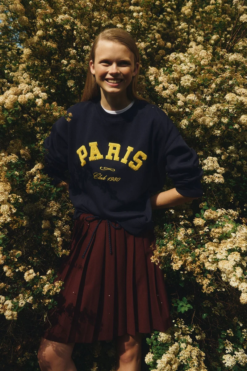 اتش اند ام سويت شيرت مزين بعبارة مطبوعة