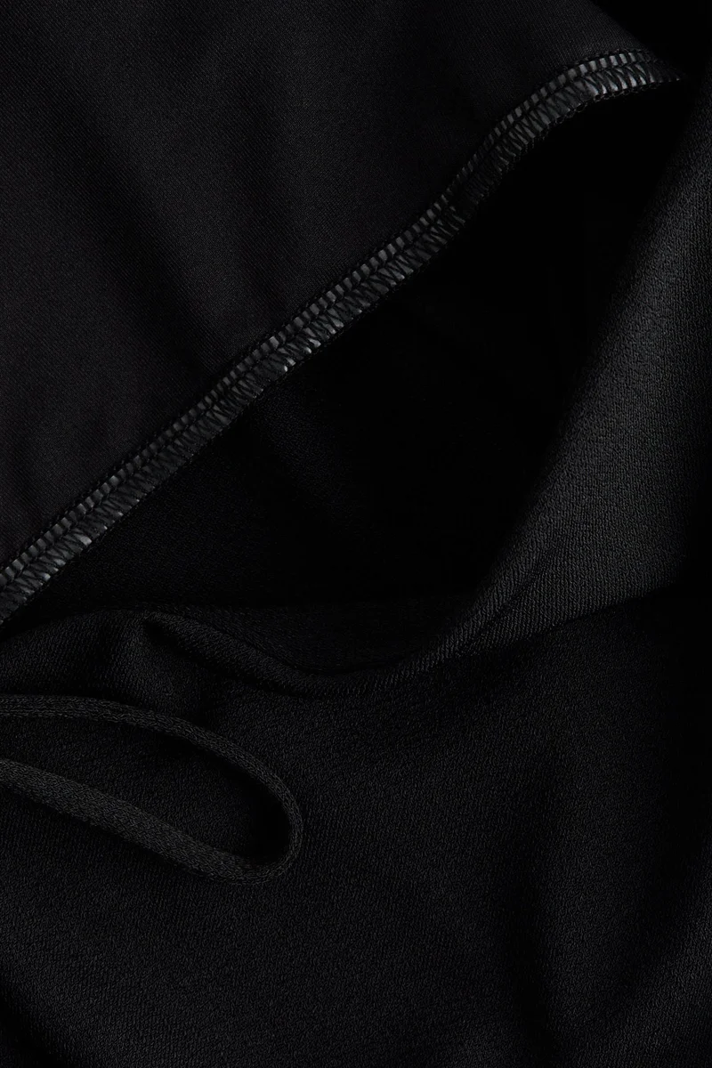 اتش اند ام فستان بتصميم مناسب للإرضاع من تشكيلة ماما