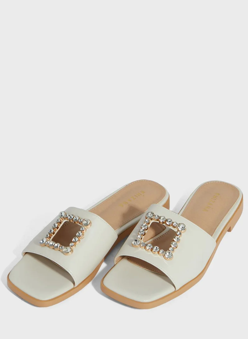 خزانة Diamante Edge Square Cutout Flat Sandal