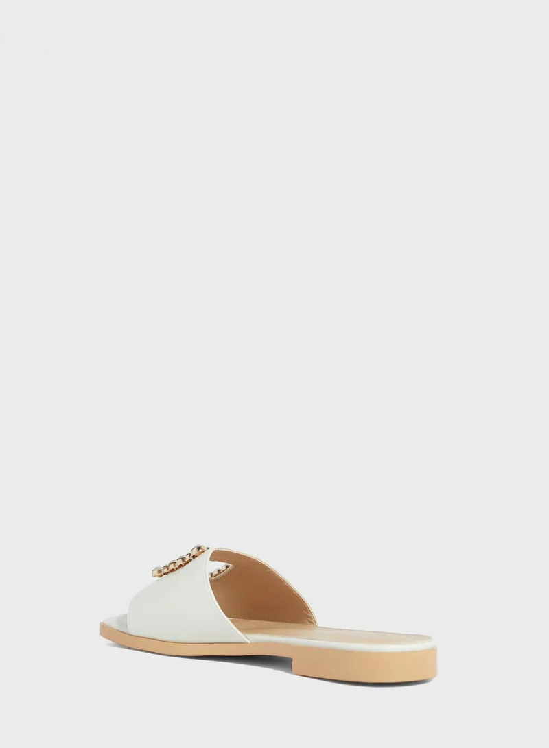 خزانة Diamante Edge Square Cutout Flat Sandal