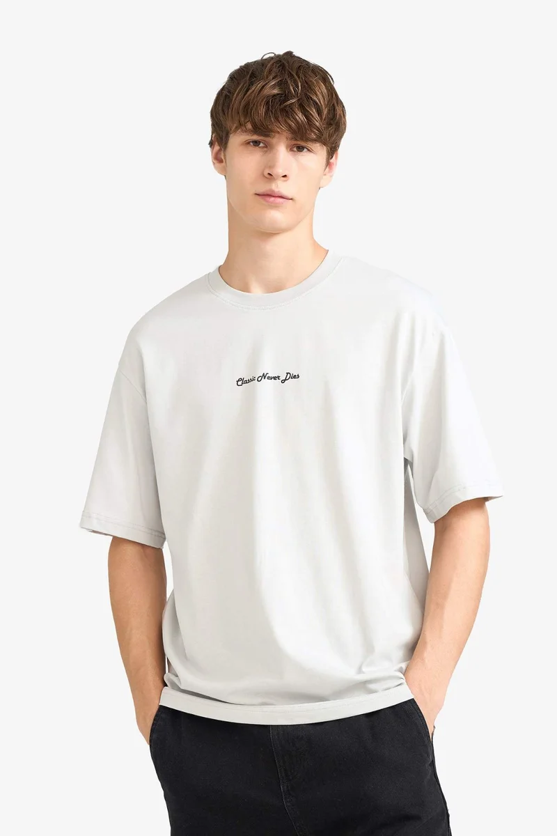 ديفاكتو Boxy Fit Crew Neck Printed Short Sleeve T-Shirt