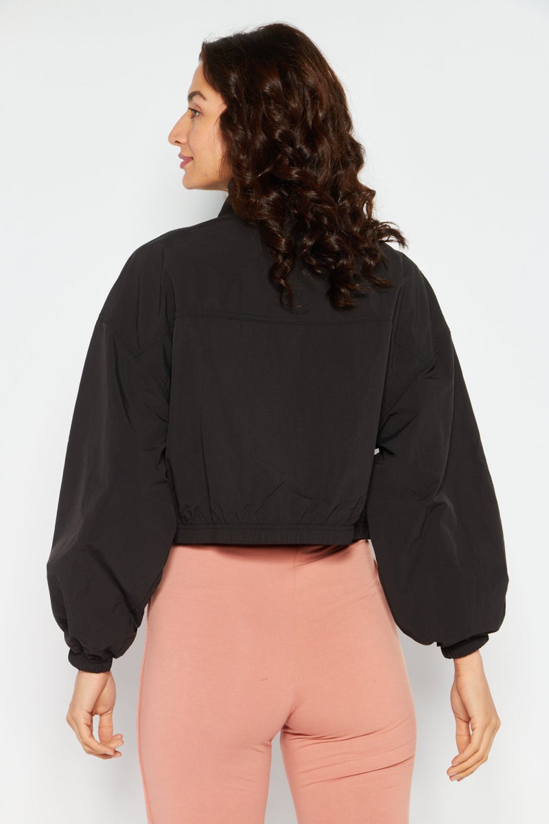 PUMA جاكيت واقي من الرياح طويل الأكمام للنساء، أسود - Image 4