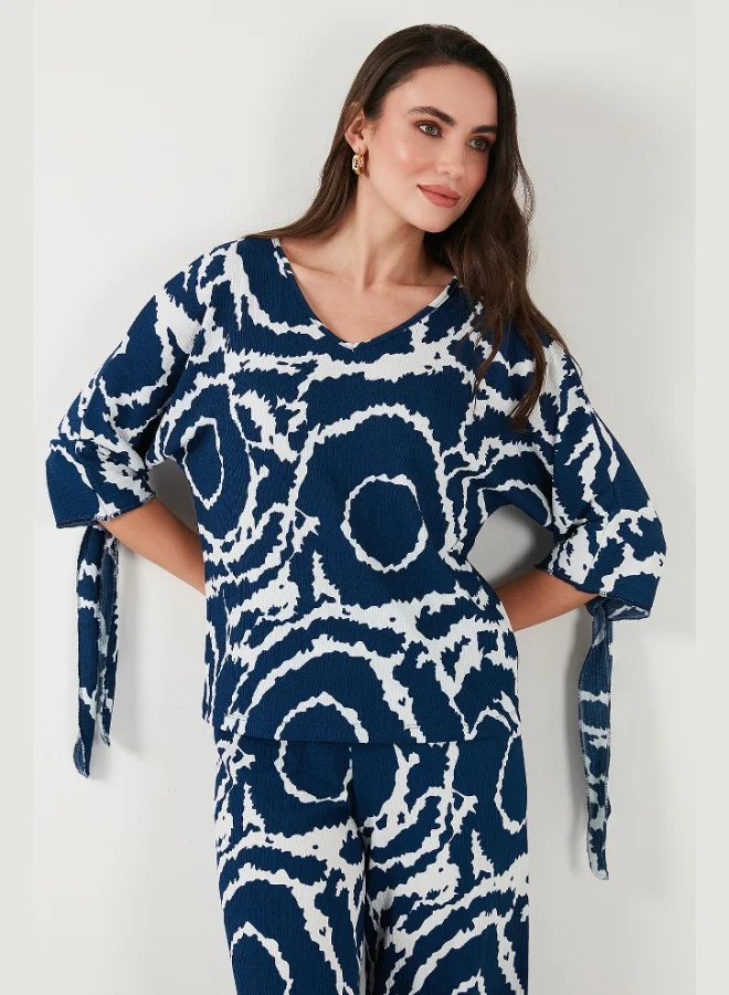 ليلا طقم نسائي ليلا بنقوشات، مقاس عادي، أكمام ثلاثة أرباع، ياقة على شكل