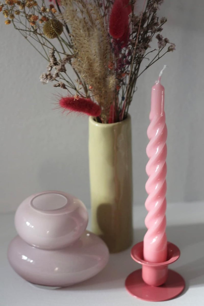شموع “Candles with a Twist®”， مصنوعة في إيطاليا، متوفرة بـ 25 لونًا، شموع للعشاء، شموع ملتوية تحترق لمدة 5 ساعات، شموع مخروطية الشكل، مطلية، مجموعة هدايا من الشموع بدون رائحة، 6 قطع. الحجم: 2.2 × 21 سم (لون الوردي). - Image 3