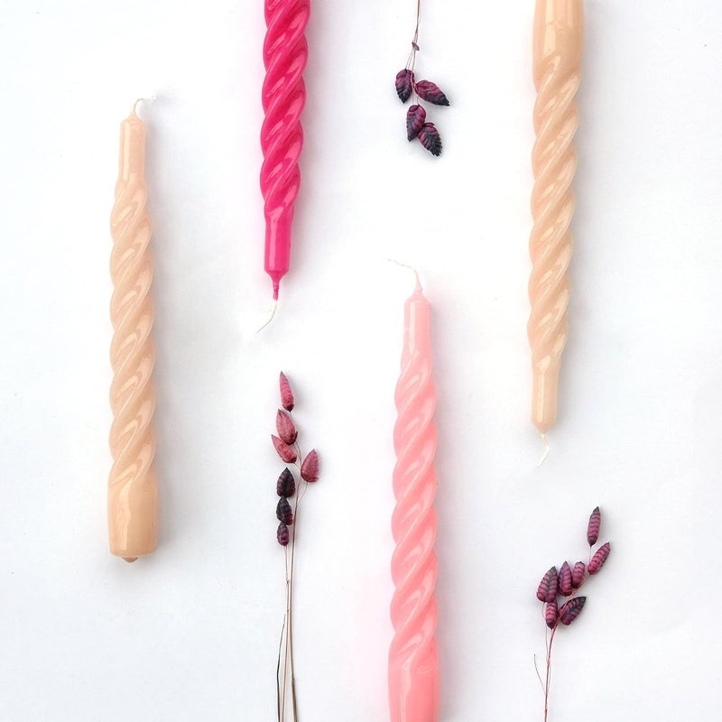 شموع “Candles with a Twist®”， مصنوعة في إيطاليا، متوفرة بـ 25 لونًا، شموع للعشاء، شموع ملتوية تحترق لمدة 5 ساعات، شموع مخروطية الشكل، مطلية، مجموعة هدايا من الشموع بدون رائحة، 6 قطع. الحجم: 2.2 × 21 سم (لون الوردي). - Image 5