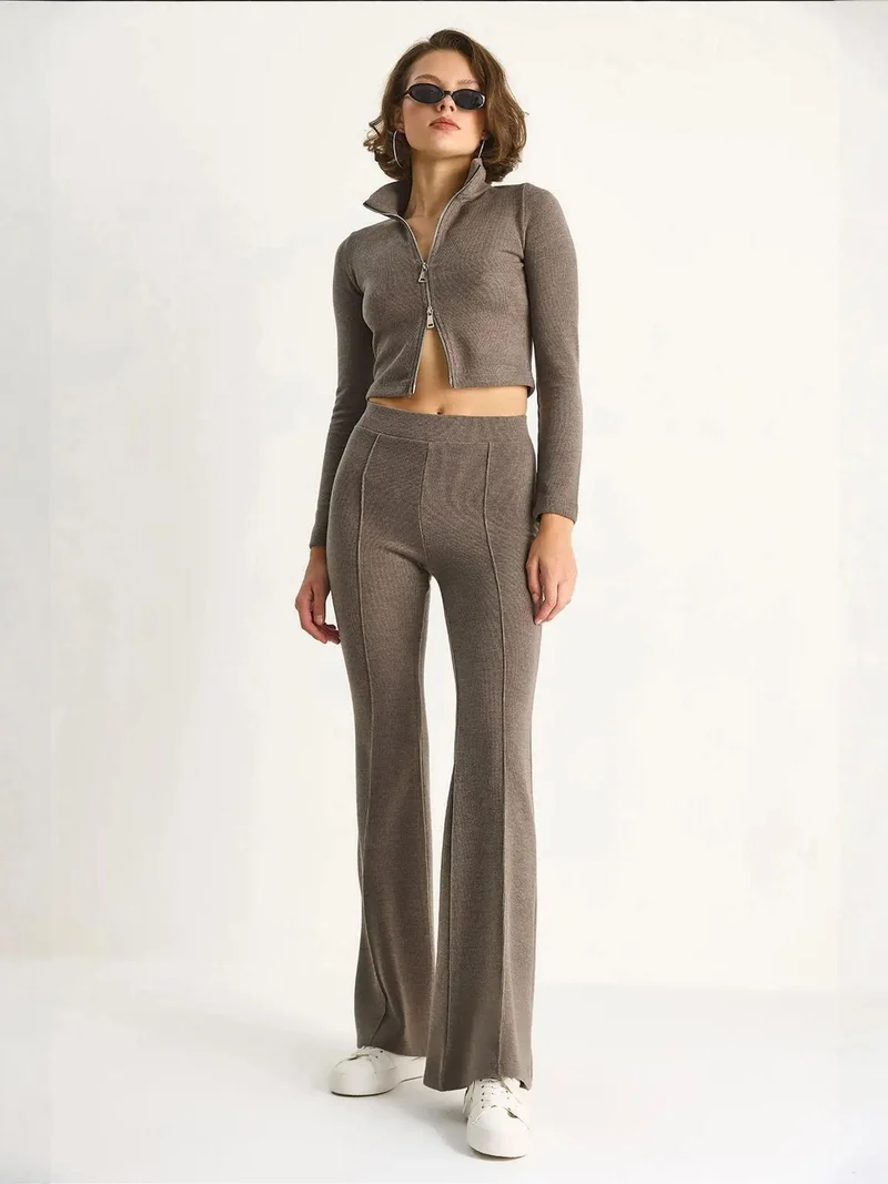 بيانكو لوتشي طقم نسائي محبوك بياقة على شكل حرف