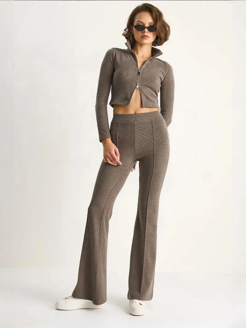 بيانكو لوتشي طقم نسائي محبوك بياقة على شكل حرف