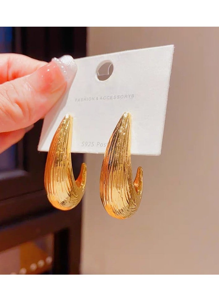 mjuhurat Modern Curved Hoop Earrings – Elegant Gold Finish  - Image 1