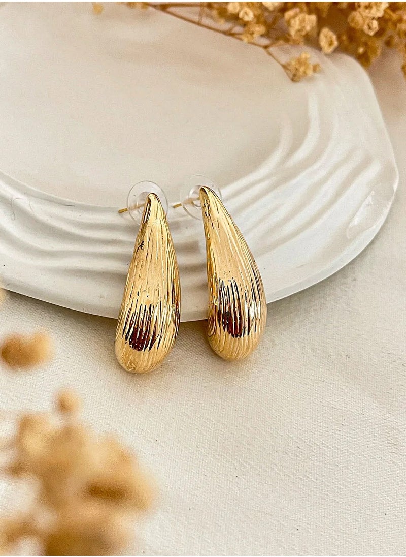 mjuhurat Modern Curved Hoop Earrings – Elegant Gold Finish  - Image 3