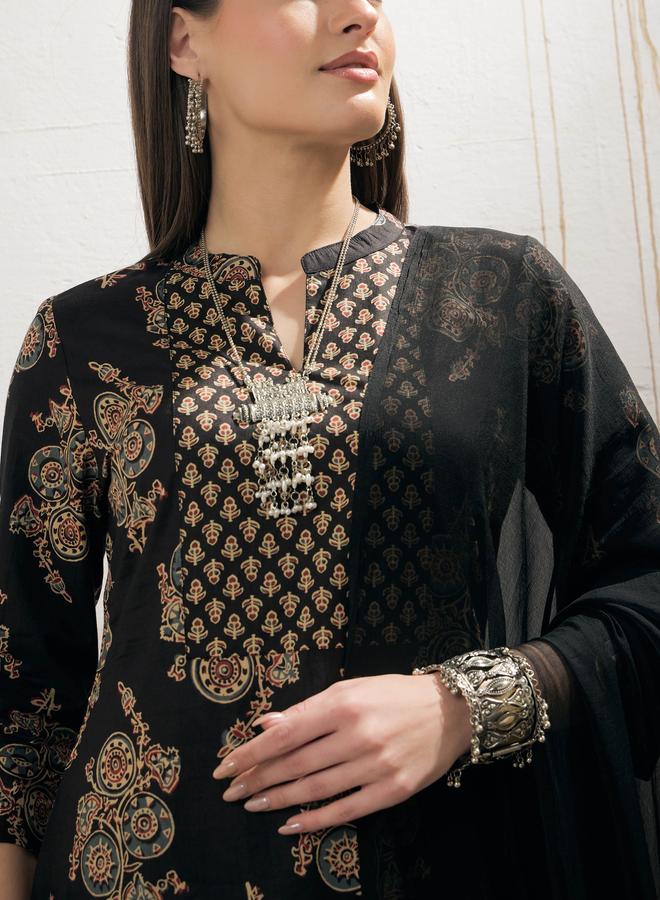 ساسافراس طقم كورتا أسود مزهر مع بنطلون ضيق ودوباتا ساسافراس - Image 4