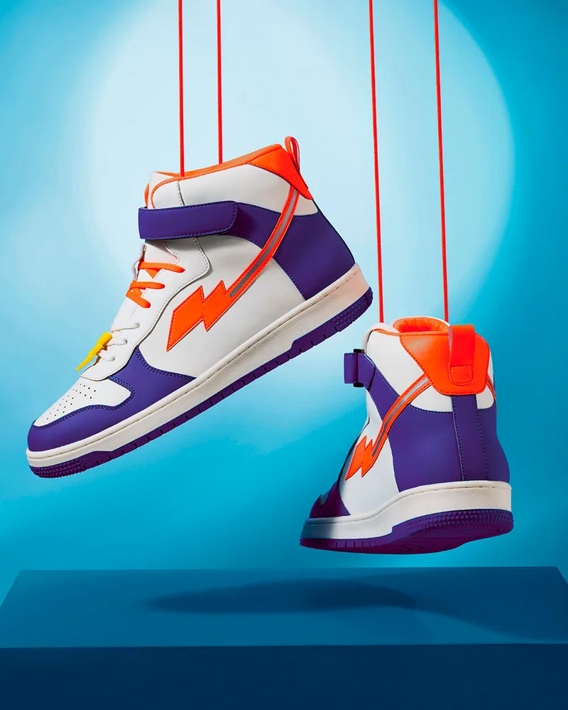 بيواكوف حذاء رياضي رجالي برقبة عالية بتصميم ألوان أبيض وبرتقالي مع نقش برق