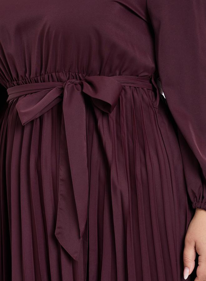 Styli Plus Size Burgundy Pleated Maxi Dress with Belt - Image 4