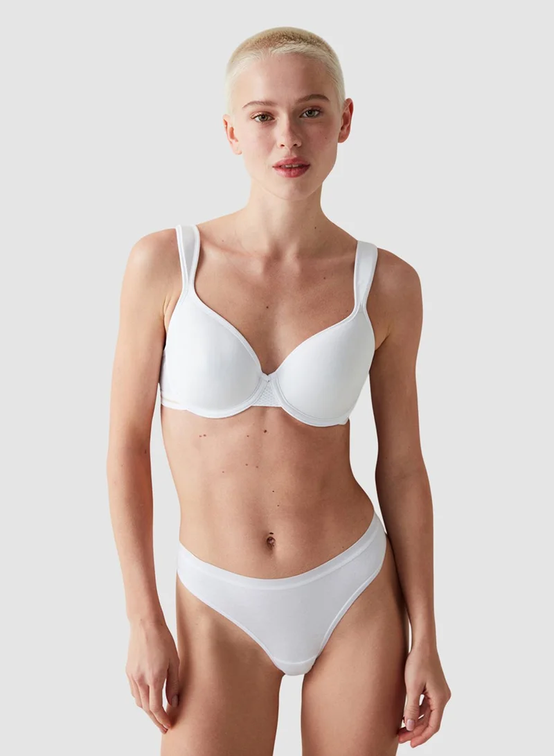 بنتي حمالة صدر بيضاء خفيفة الوزن