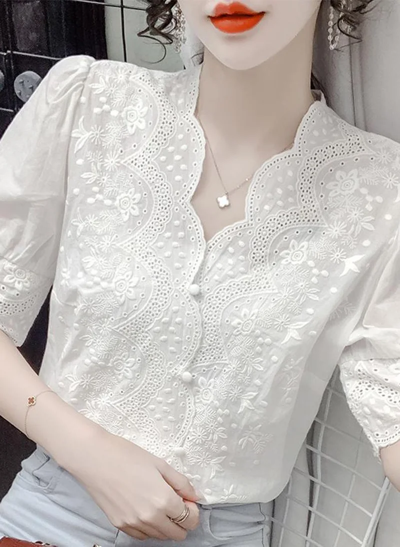 يونيكي White V-Neck Short Sleeves Embroidered Top