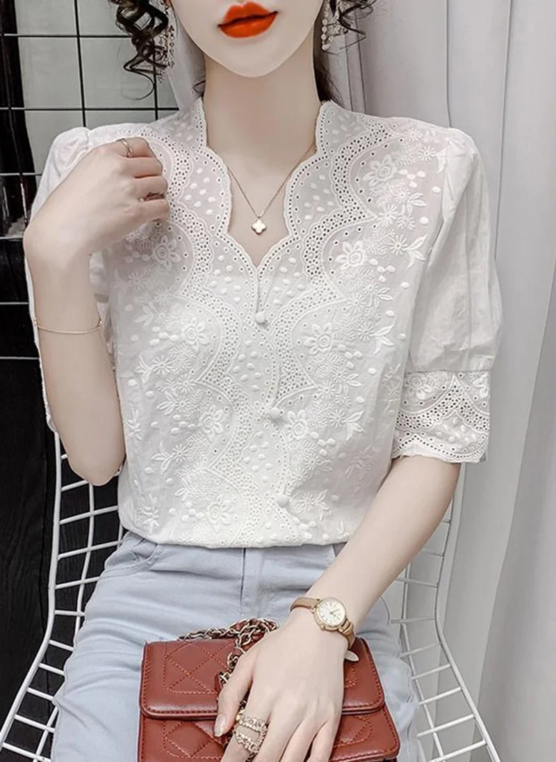 يونيكي White V-Neck Short Sleeves Embroidered Top