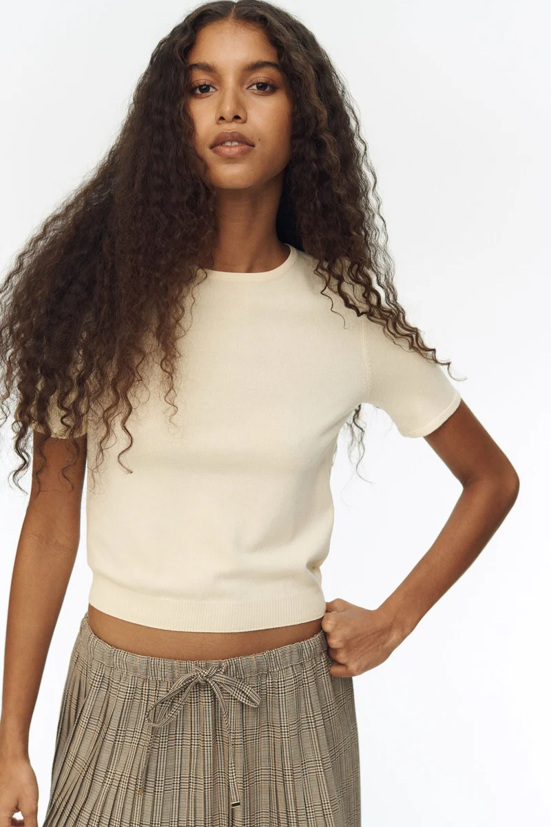 اتش اند ام تي-شيرت محبوك بتصميم ناعم