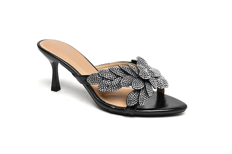 كابلي صنادل نسائية بكعب عالٍ وحزام لامع