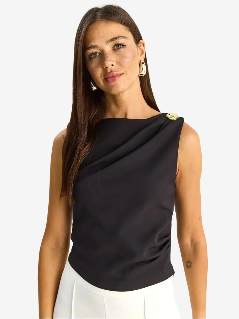 بيانكو لوتشي LUCCI Boat Neck Sleeveless Blouse with Stone Accessory