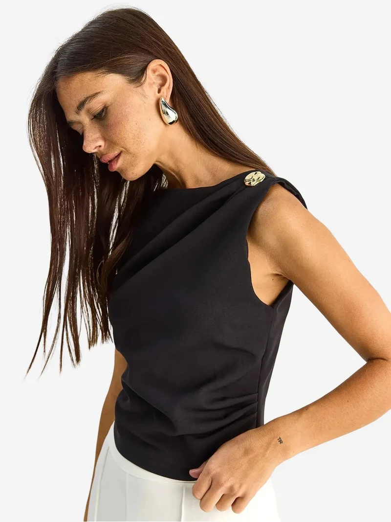 بيانكو لوتشي LUCCI Boat Neck Sleeveless Blouse with Stone Accessory