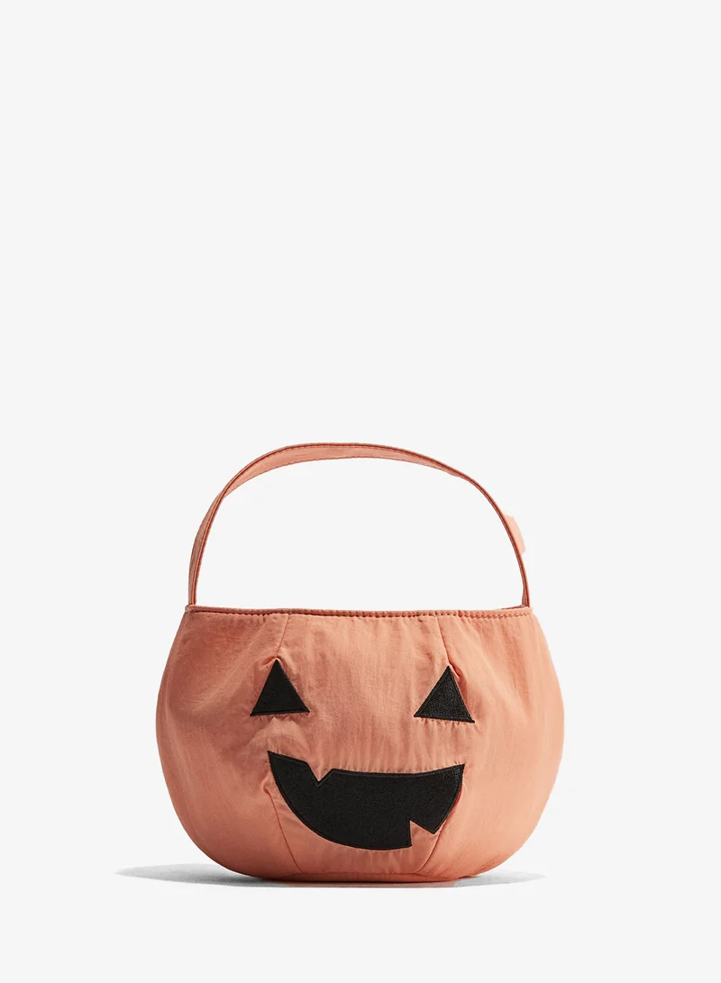اتش اند ام حقيبة ناعمة بتفاصيل منقوشة
