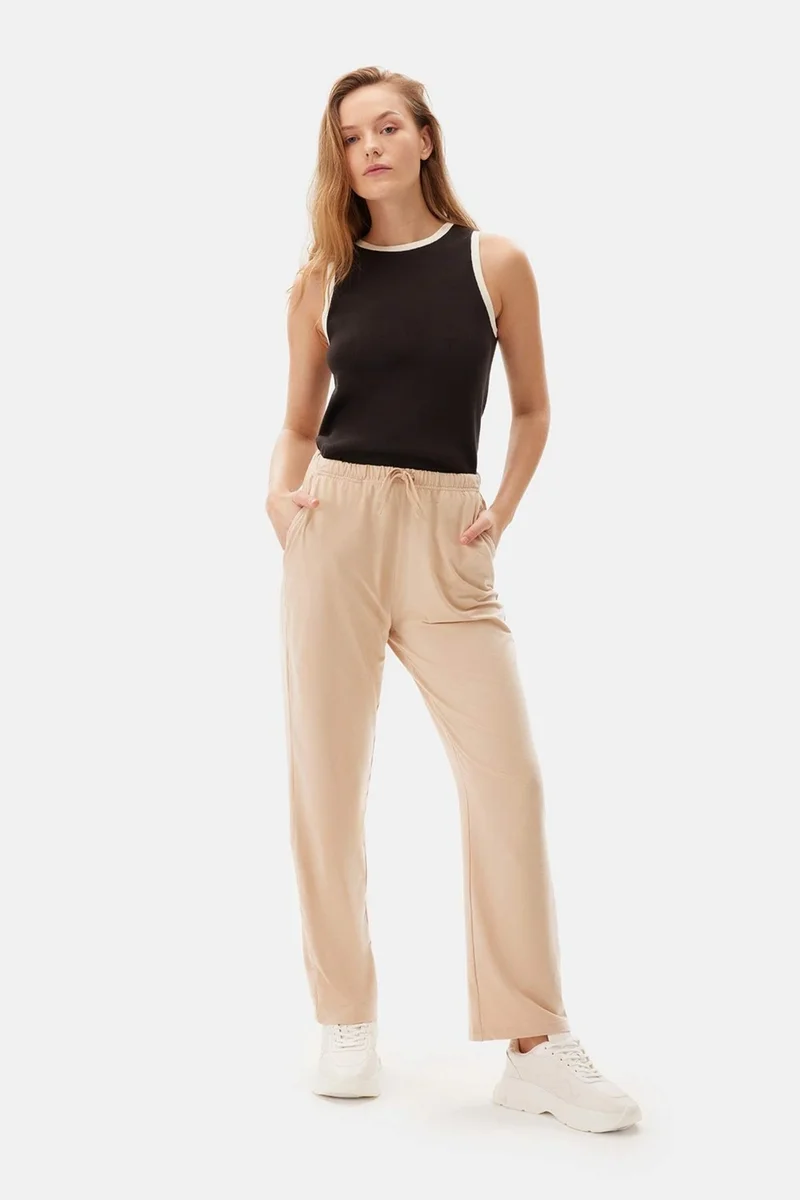 داجي Black Contrast Garnished Undershirt