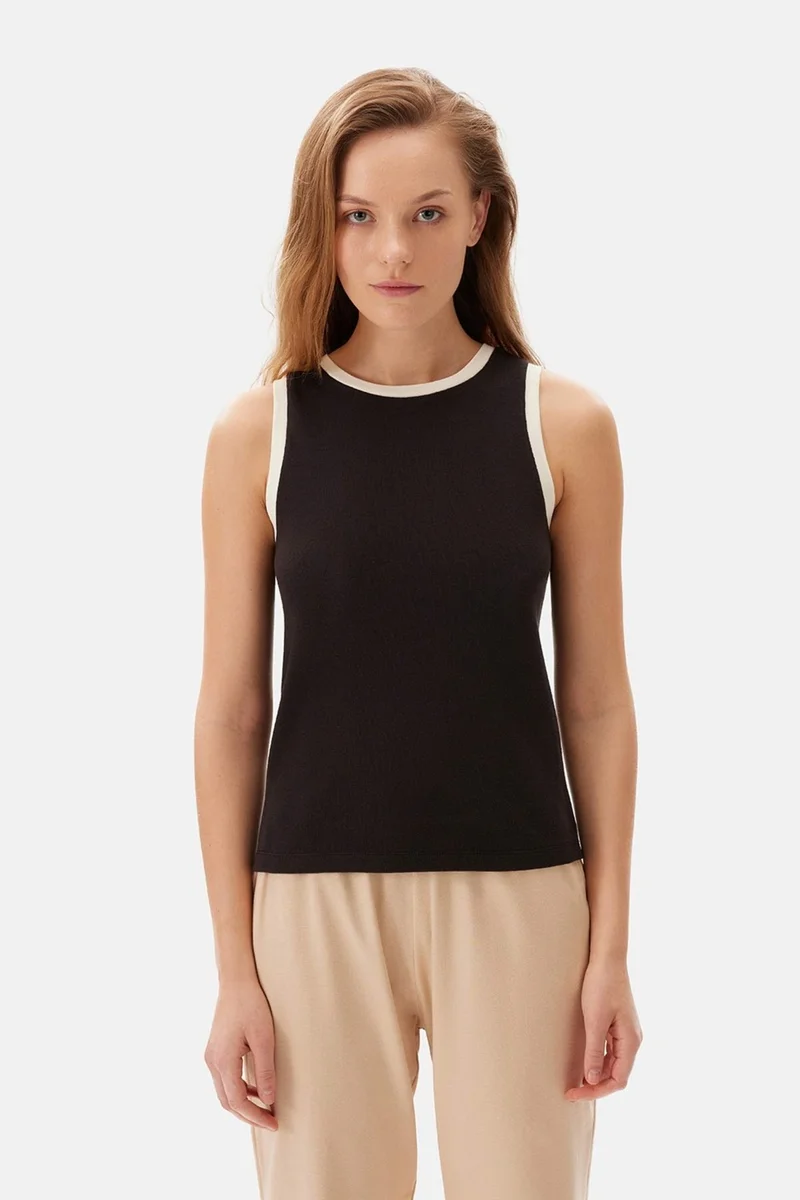 داجي Black Contrast Garnished Undershirt
