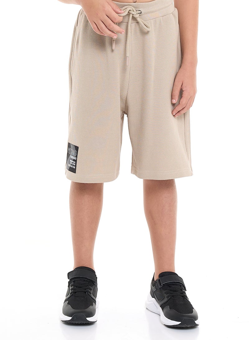 فكتور اند جين طقم كوردات للأولاد من فيكتور وجين – طقم تي شيرت وشورت باللون البيج - Image 4