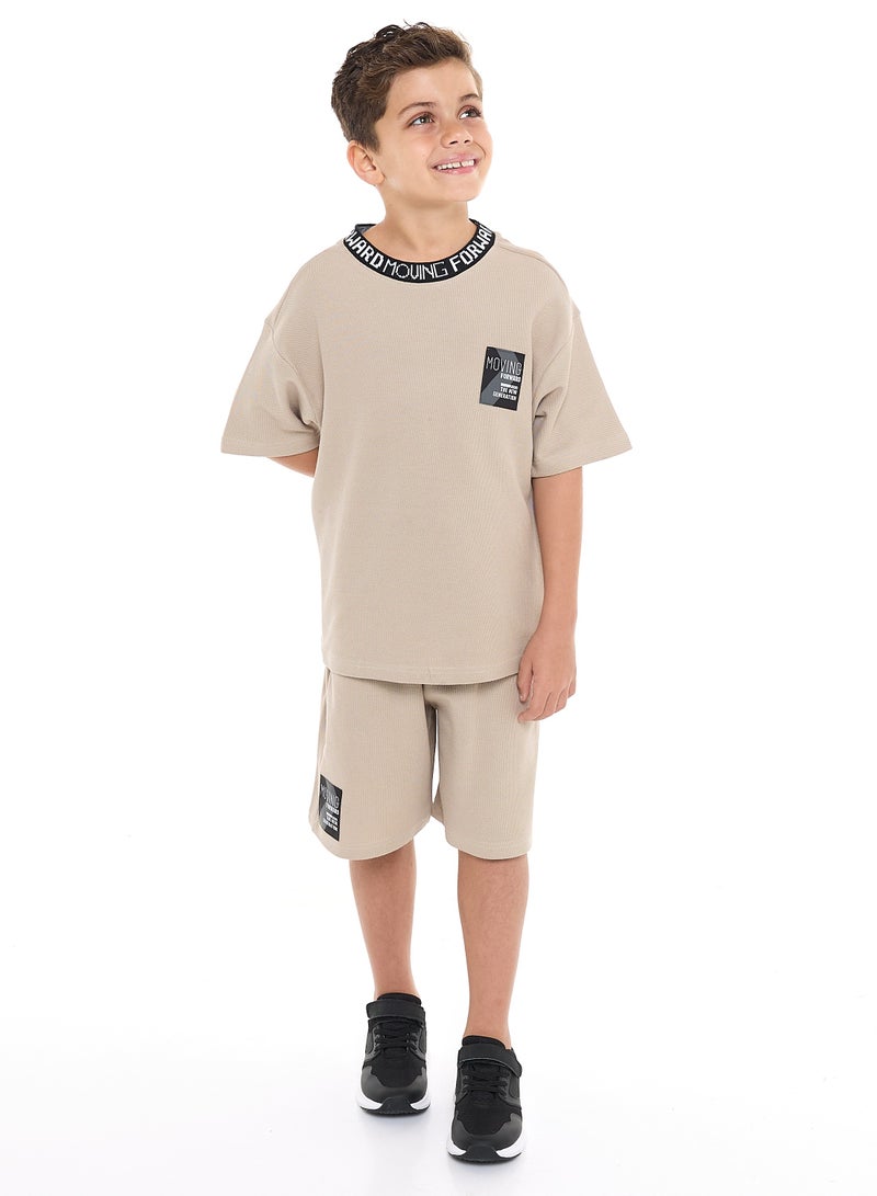 فكتور اند جين طقم كوردات للأولاد من فيكتور وجين – طقم تي شيرت وشورت باللون البيج - Image 5