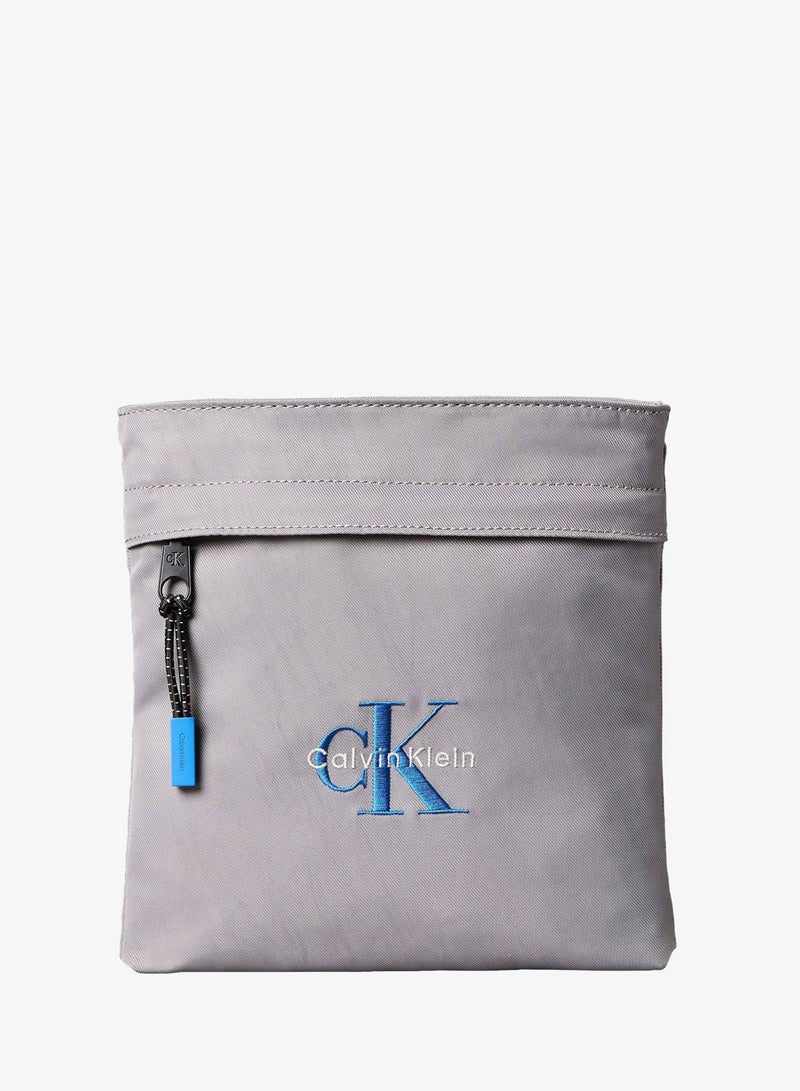 كالفن كلاين شنطة مسطحة من النايلون مزينة بشعار حروف العلامة التجارية - Image 1