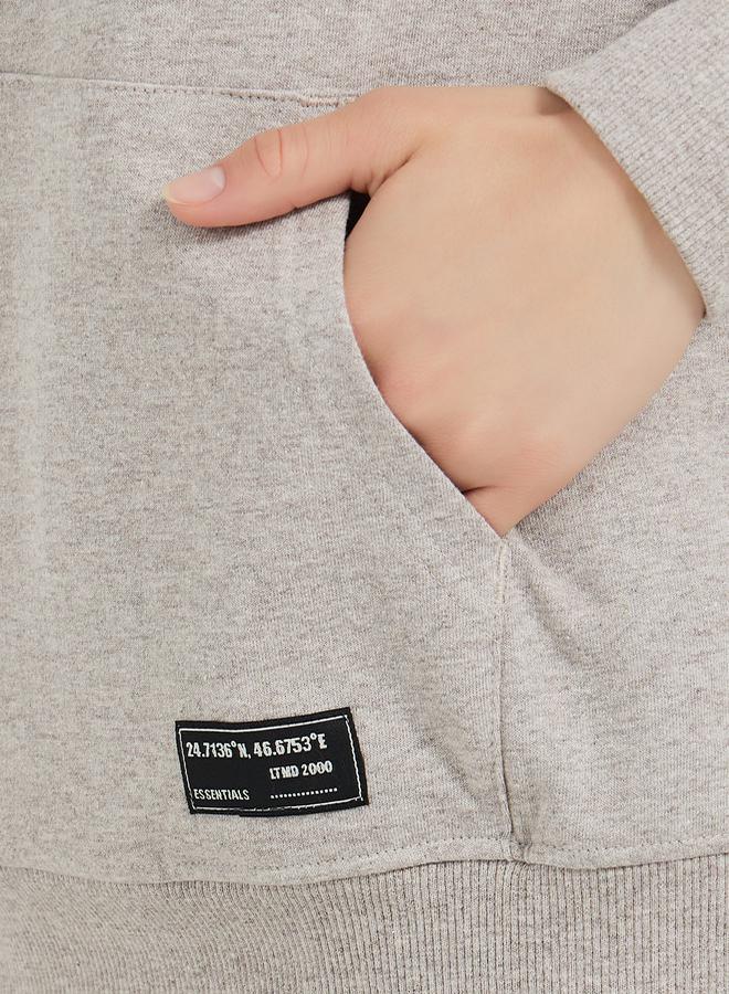 ستايلي هودي فضفاض بأكتاف منخفضة وطبعة كتابة - Image 4