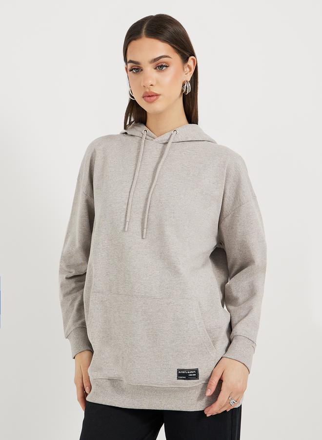 ستايلي هودي فضفاض بأكتاف منخفضة وطبعة كتابة - Image 3