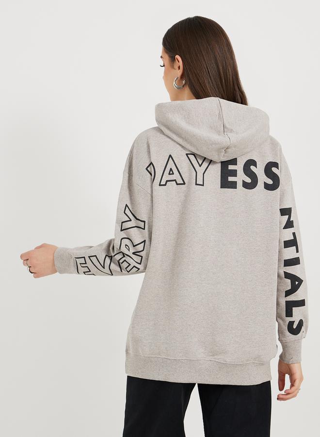 ستايلي هودي فضفاض بأكتاف منخفضة وطبعة كتابة - Image 5