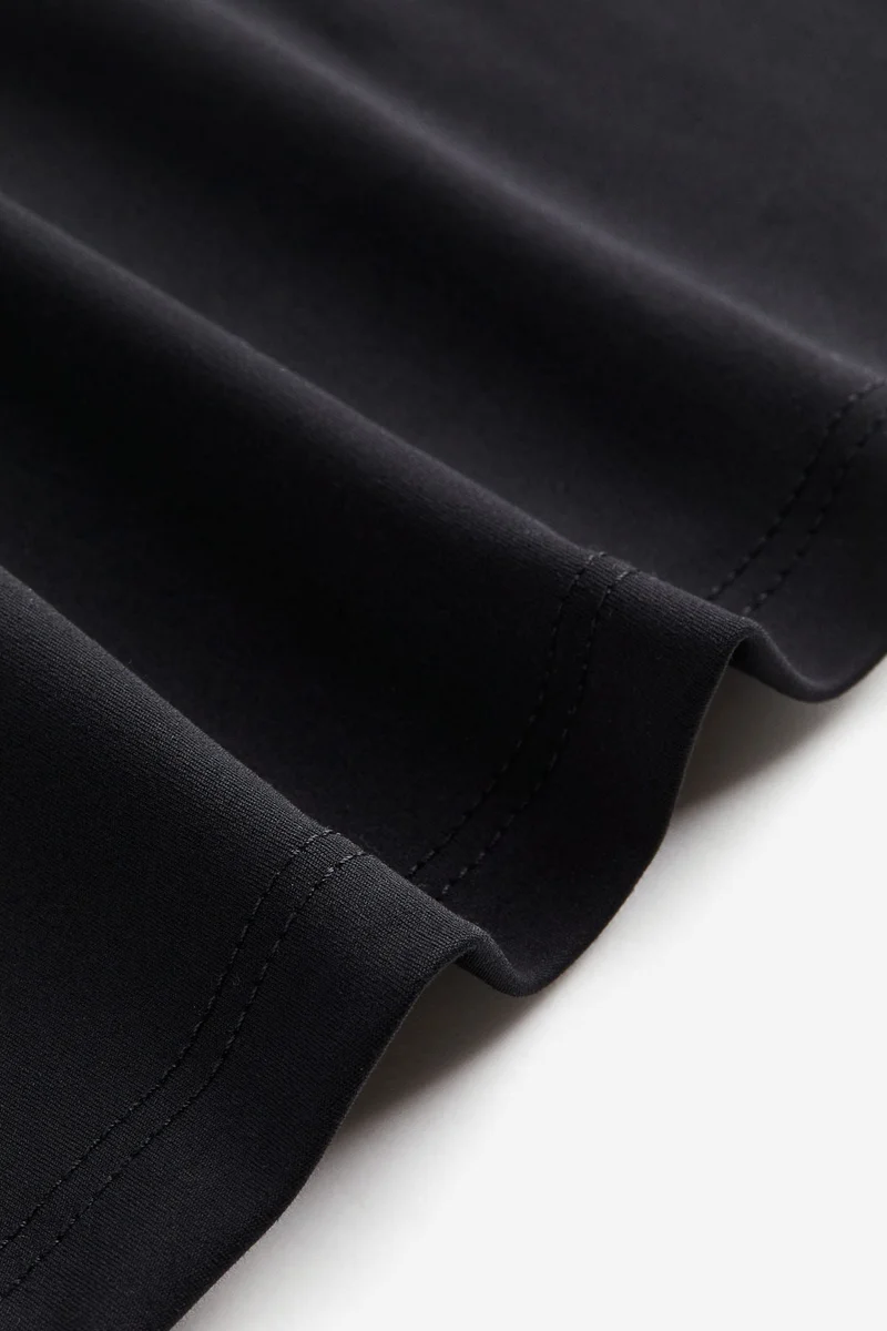 اتش اند ام بلوزة رياضية بقصة قصيرة من نسيج سوفت موف